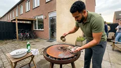 Zout, houtas en een paar stenen: zo maak je een gietijzeren ploegschijf schoon en klaar om in te branden